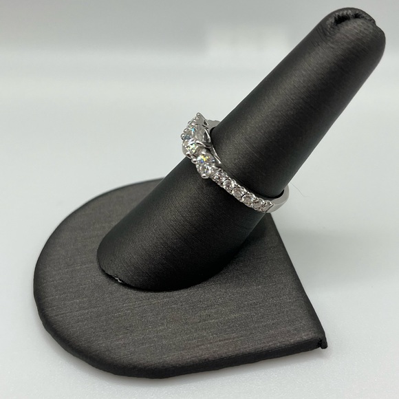 Moissanite ring - Picture 2 of 5